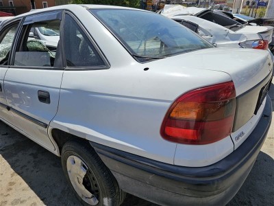 Opel Astra F sol arka çamurluk beyaz